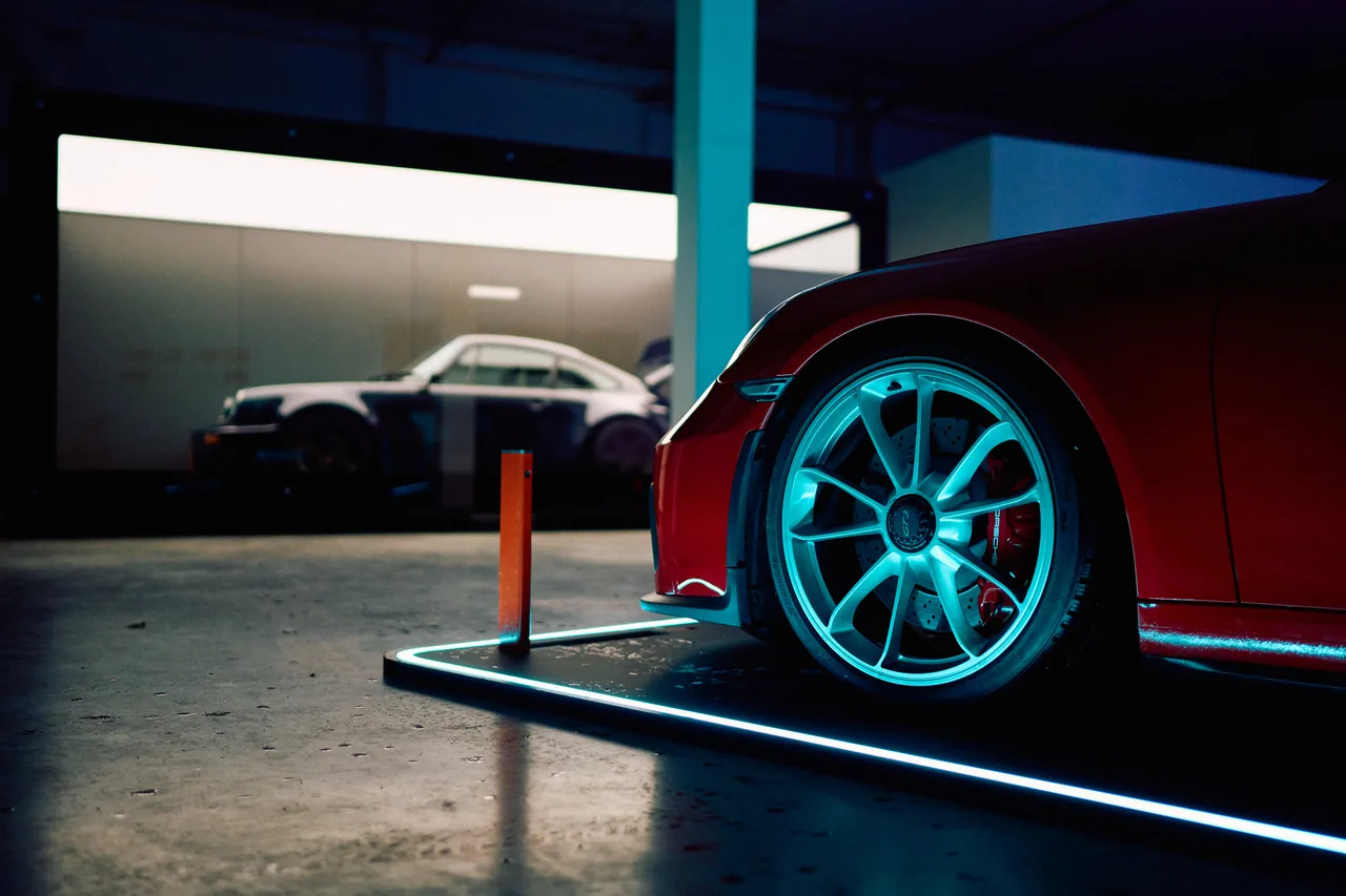Das GuardPad im Showroom unter einem roten Sportwagen, beleuchtete Plattformkante